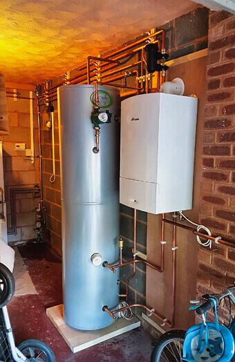 https://plumberduncraig.com.au/uploads/2025/06/hot-water-684599.jpg
